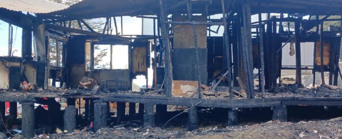 Incendio destruyó por completo una vivienda en el barrio Akar