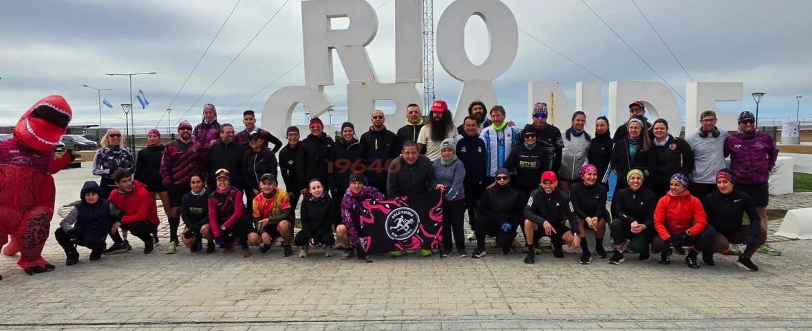 El “Forrest Gump chileno” encabezó una corrida en Río Grande y llevó un mensaje de inclusión