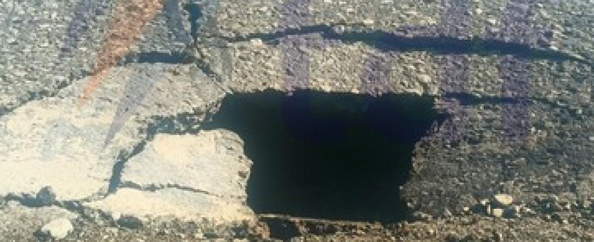 La falta de mantenimiento generó un peligroso socavamiento de la ruta 3