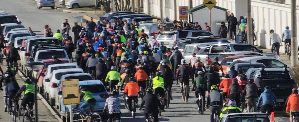 El último adiós a Mariano Coronel: una multitud de ciclistas lo acompañó hasta el cementerio