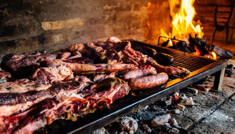 La tradición del asado argentino, casi un 120% más cara que en enero