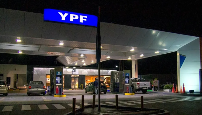 Nafta más barata en YPF: en qué horarios y qué estaciones se consigue un 5% de descuento