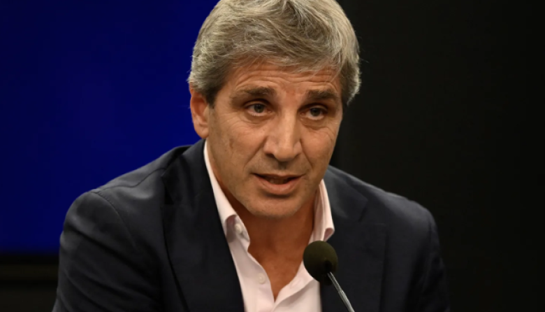 Luis Caputo explicó cómo fue la intervención oficial para bajar el dólar y cargó contra los bancos