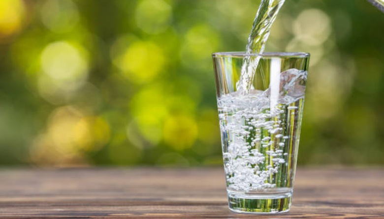 La cantidad de agua que debe consumir para bajar el azúcar en la sangre y regular el colesterol