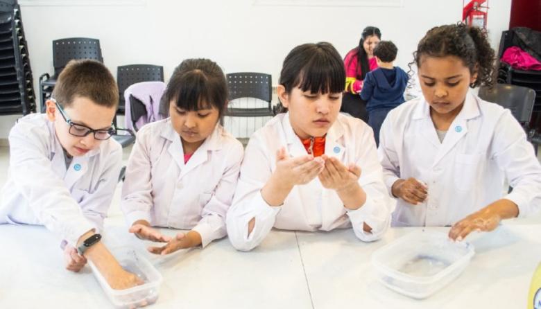 Niños y niñas del Club “Ciencia en tu Barrio"