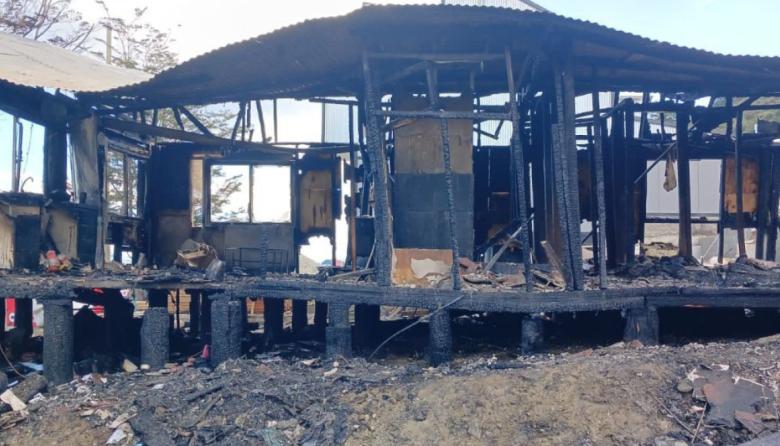 Incendio destruyó por completo una vivienda en el barrio Akar