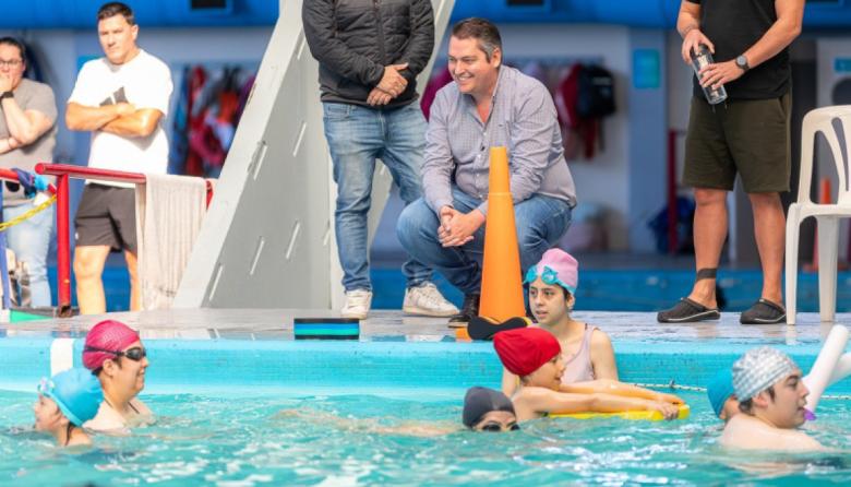 Perez acompañó una jornada de pileta libre en el natatorio municipal