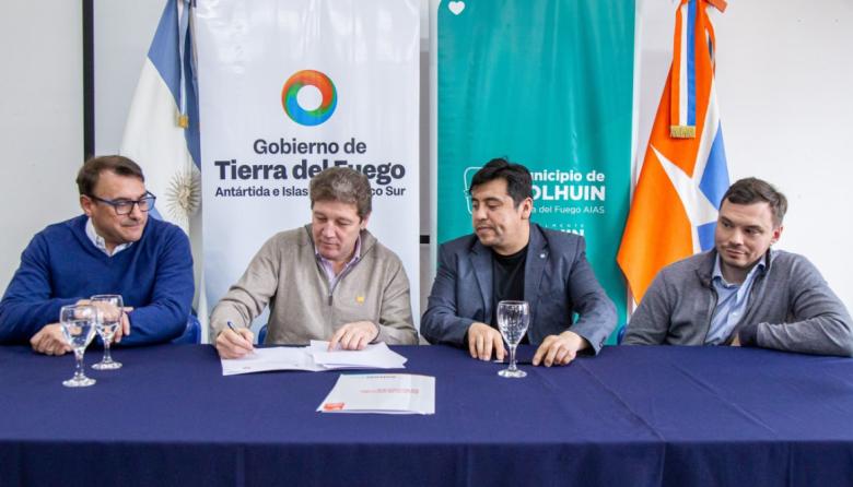 El gobernador Melella firmó acuerdos en Tolhuin para la llegada de inversiones en proyectos acuículas