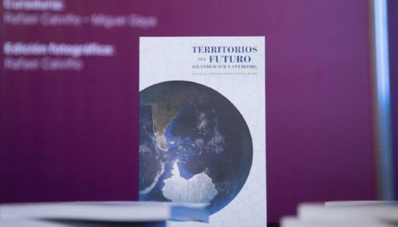 Accede al libro "Territorios del futuro. Atlántico sur y Antártida"