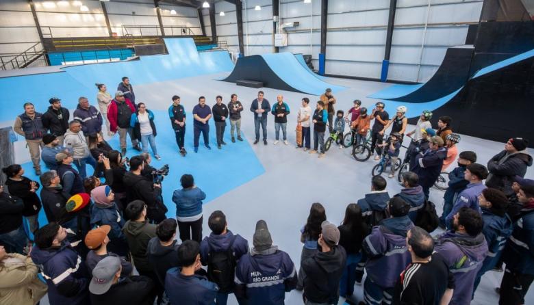 Junto a deportistas y familias, Perez recorrió el renovado parque municipal de deportes urbanos