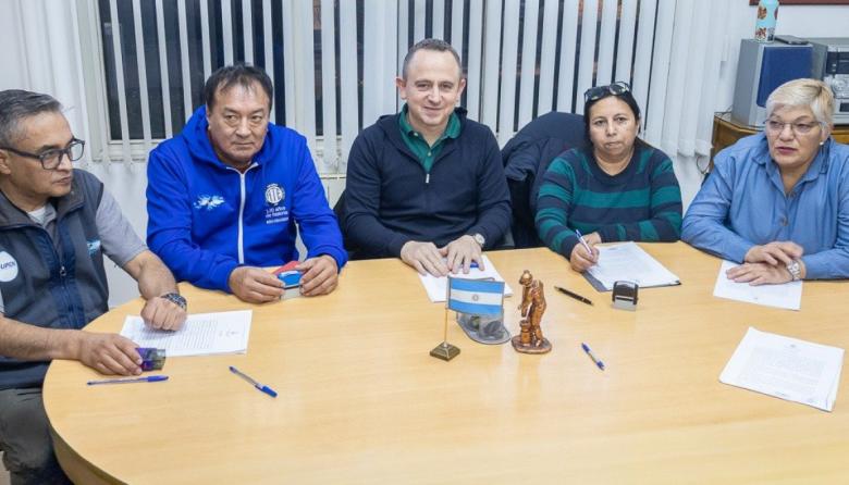 Aumento del 4,5% y piso salarial de 1.200.000 pesos para municipales