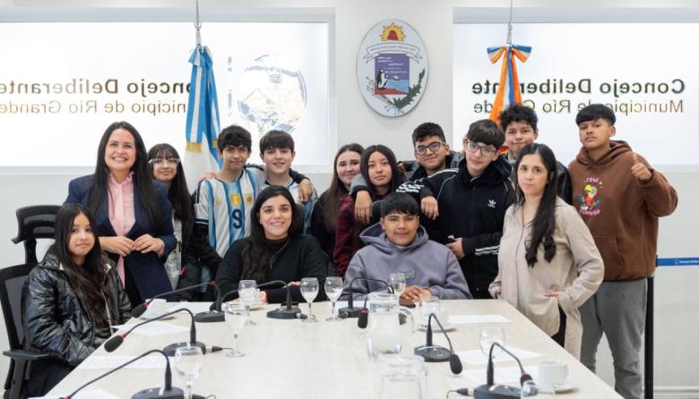 La concejal Arce recibió a estudiantes del Colegio Alicia Moreau de Justo