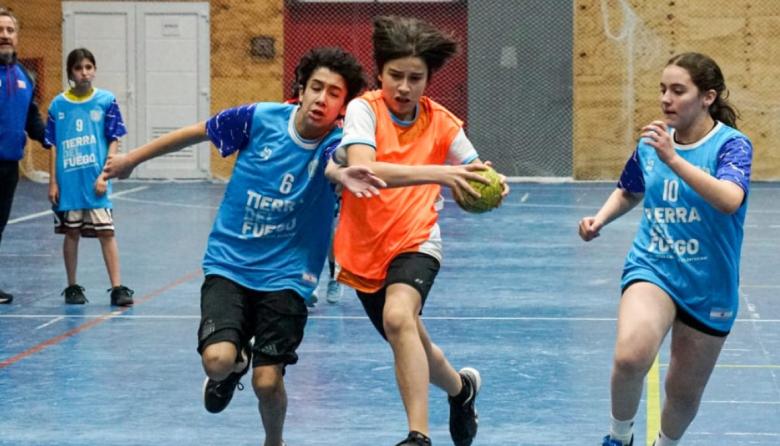 El mini handball vivió una gran jornada de integración en el Polideportivo María Auxiliadora