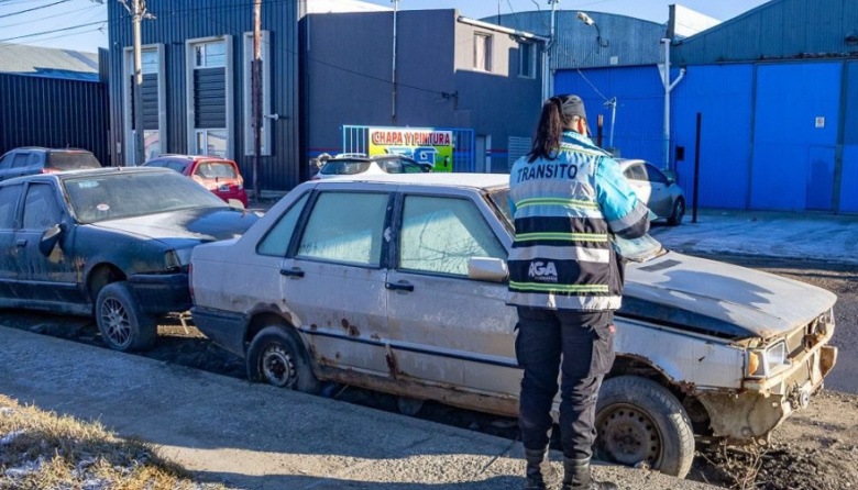 Retirarán vehículos abandonados y chatarra de la vía pública