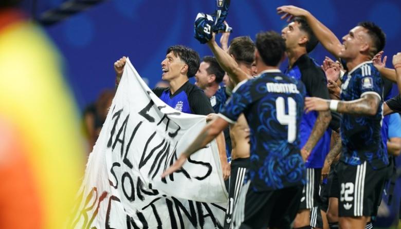 Con Malvinas en la cancha y "un minuto de silencio a Inglaterra que está muerto": el festejo de la Selección tras bajar a Inglaterra