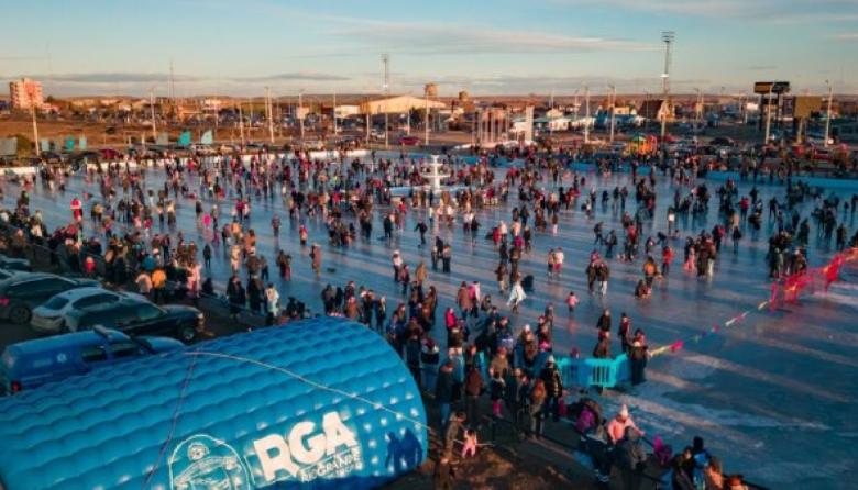 Cientos de chicos disfrutaron las actividades de patinaje en el cono de sombra
