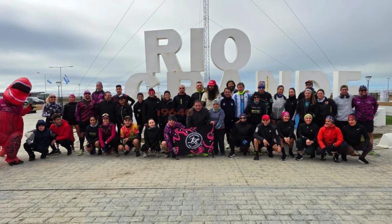 El “Forrest Gump chileno” encabezó una corrida en Río Grande y llevó un mensaje de inclusión