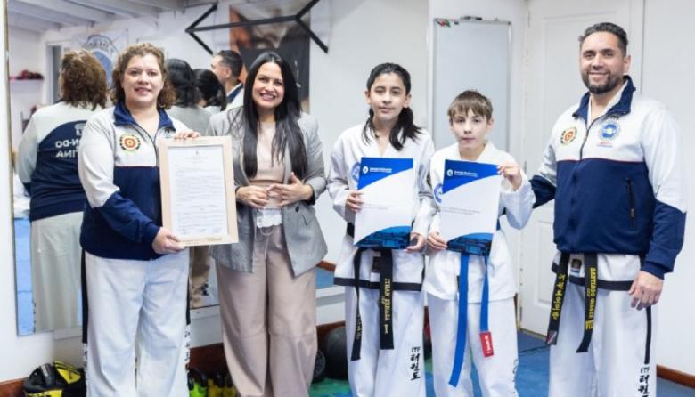La concejal Arce declaró de Interés a taekwondistas riograndenses tras su participación en Paraguay