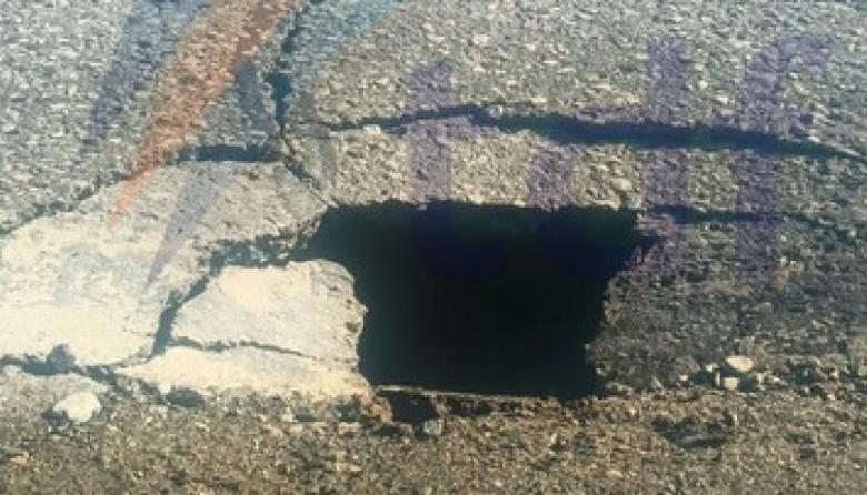 La falta de mantenimiento generó un peligroso socavamiento de la ruta 3