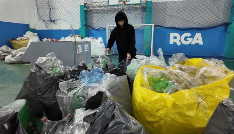 Reciclá y Ganá: Los estudiantes recolectaron más de 4.000 kilos de botellas PET en la primera jornada