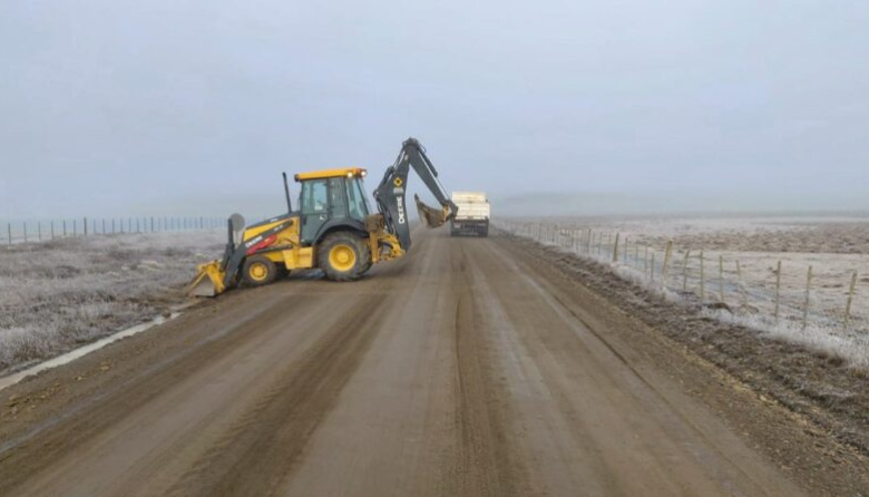 Vialidad Provincial trabaja en la Ruta 7 y solicita cuidado mutuo de los caminos