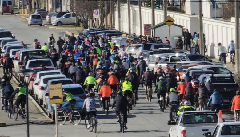 El último adiós a Mariano Coronel: una multitud de ciclistas lo acompañó hasta el cementerio