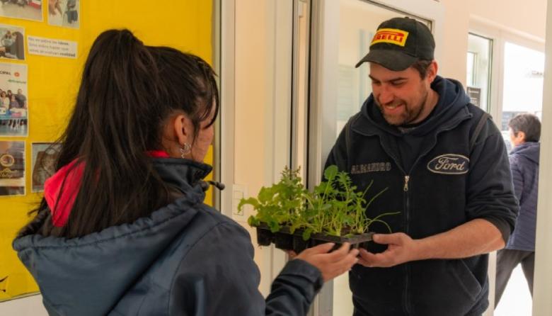 Más de 3.000 vecinos recibieron plantines