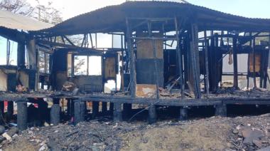 Incendio destruyó por completo una vivienda en el barrio Akar