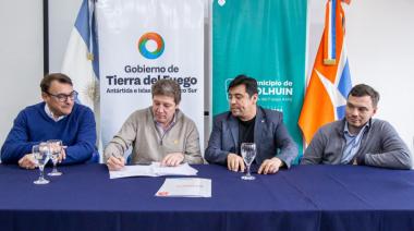 El gobernador Melella firmó acuerdos en Tolhuin para la llegada de inversiones en proyectos acuículas