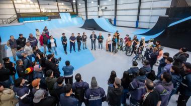 Junto a deportistas y familias, Perez recorrió el renovado parque municipal de deportes urbanos