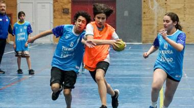 El mini handball vivió una gran jornada de integración en el Polideportivo María Auxiliadora