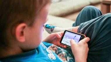 6 de cada 10 chicos de 8 años tienen celular propio, pero la prohibición en la escuela muestra resultados dispares