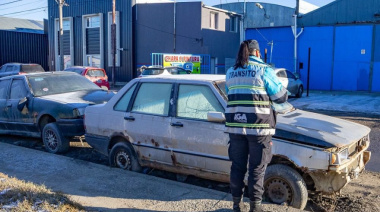 Retirarán vehículos abandonados y chatarra de la vía pública