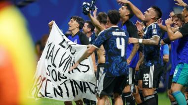 Con Malvinas en la cancha y "un minuto de silencio a Inglaterra que está muerto": el festejo de la Selección tras bajar a Inglaterra