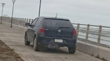 Indignante: un auto arrojo escombros en la costanera