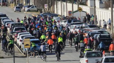 El último adiós a Mariano Coronel: una multitud de ciclistas lo acompañó hasta el cementerio