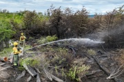 El incendio permanece controlado