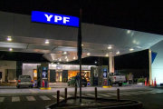 Nafta más barata en YPF: en qué horarios y qué estaciones se consigue un 5% de descuento
