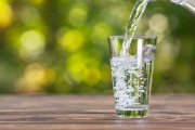 La cantidad de agua que debe consumir para bajar el azúcar en la sangre y regular el colesterol