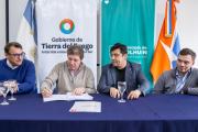 El gobernador Melella firmó acuerdos en Tolhuin para la llegada de inversiones en proyectos acuículas