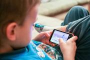 6 de cada 10 chicos de 8 años tienen celular propio, pero la prohibición en la escuela muestra resultados dispares