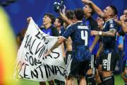 Con Malvinas en la cancha y "un minuto de silencio a Inglaterra que está muerto": el festejo de la Selección tras bajar a Inglaterra