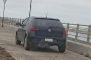 Indignante: un auto arrojo escombros en la costanera