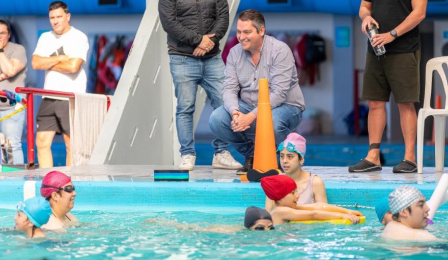 Perez acompañó una jornada de pileta libre en el natatorio municipal