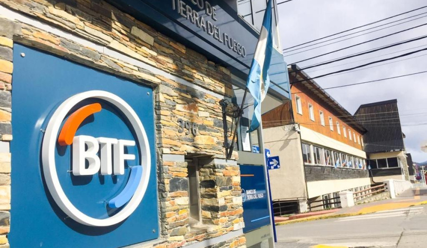 Investigan a una empleada bancaria de Ushuaia por intentar usar la tarjeta de una clienta policía