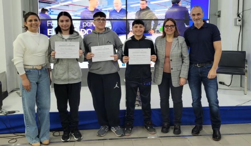 Fundación Mirgor y la Unión Industrial Fueguina reconocieron a estudiantes fueguinos